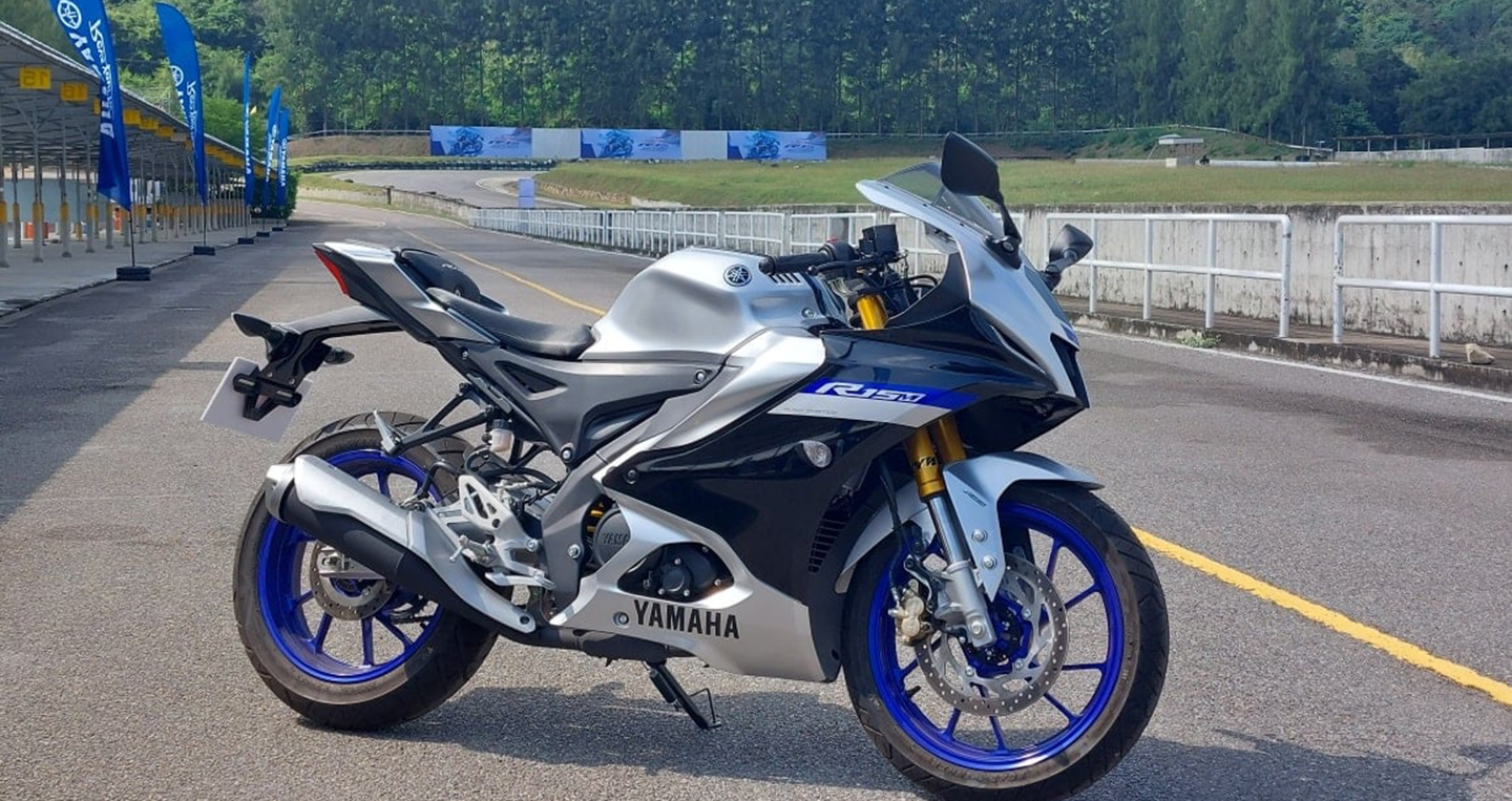 Cận cảnh Yamaha YZF-R15 2022: thêm kiểm soát lực kéo và sang số nhanh